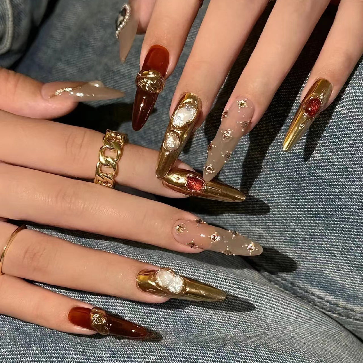 Künstlerisches Press-On-Nagelset mit luxuriösen Edelsteinakzenten Brehn