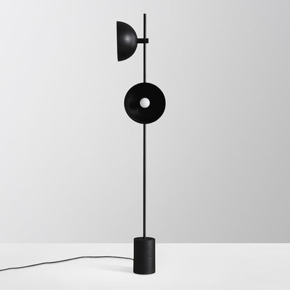 Moderne Schlanke Stehlampe mit verstellbarem Schirm