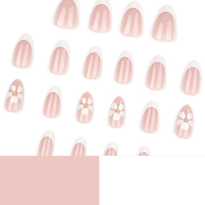 Kunstvolle Nagelverlängerungen mit Blüten-Design und eleganten French-Spitzen Brehn