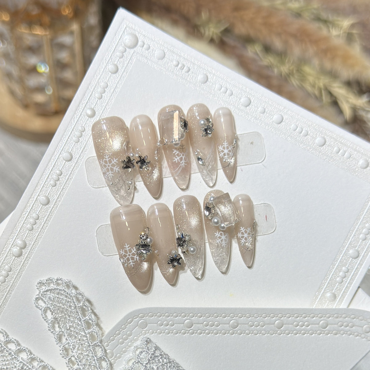 Schneeflocken-inspirierte Stiletto Press-On Nagelset Brehn