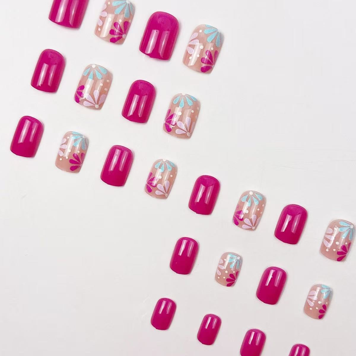 Künstlerische florale Nagelkunst