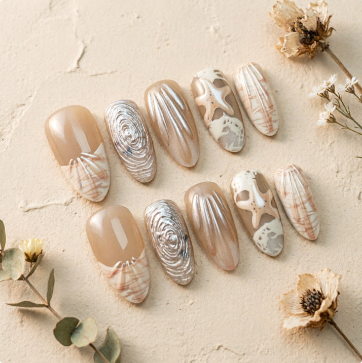 Elegante Nagelspitzen mit Maritimem Design Brehn