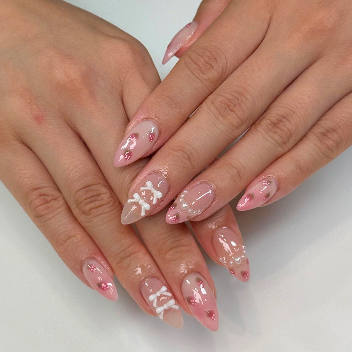 Kunstvolle Stiletto Kunstnägel mit floralen Akzenten Brehn