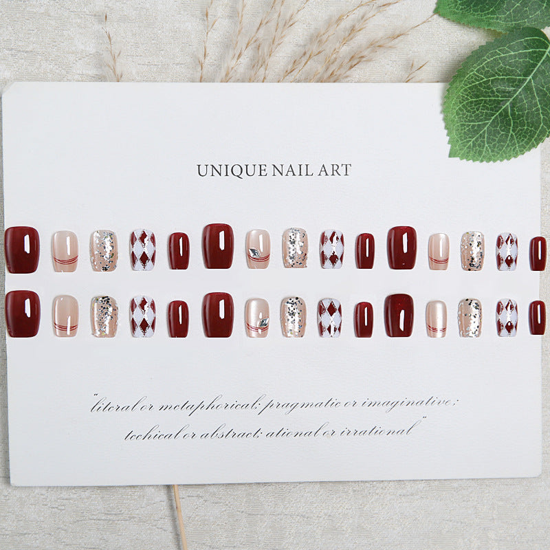 Künstliche Nagelspitzen mit glamourösen Details Brehn