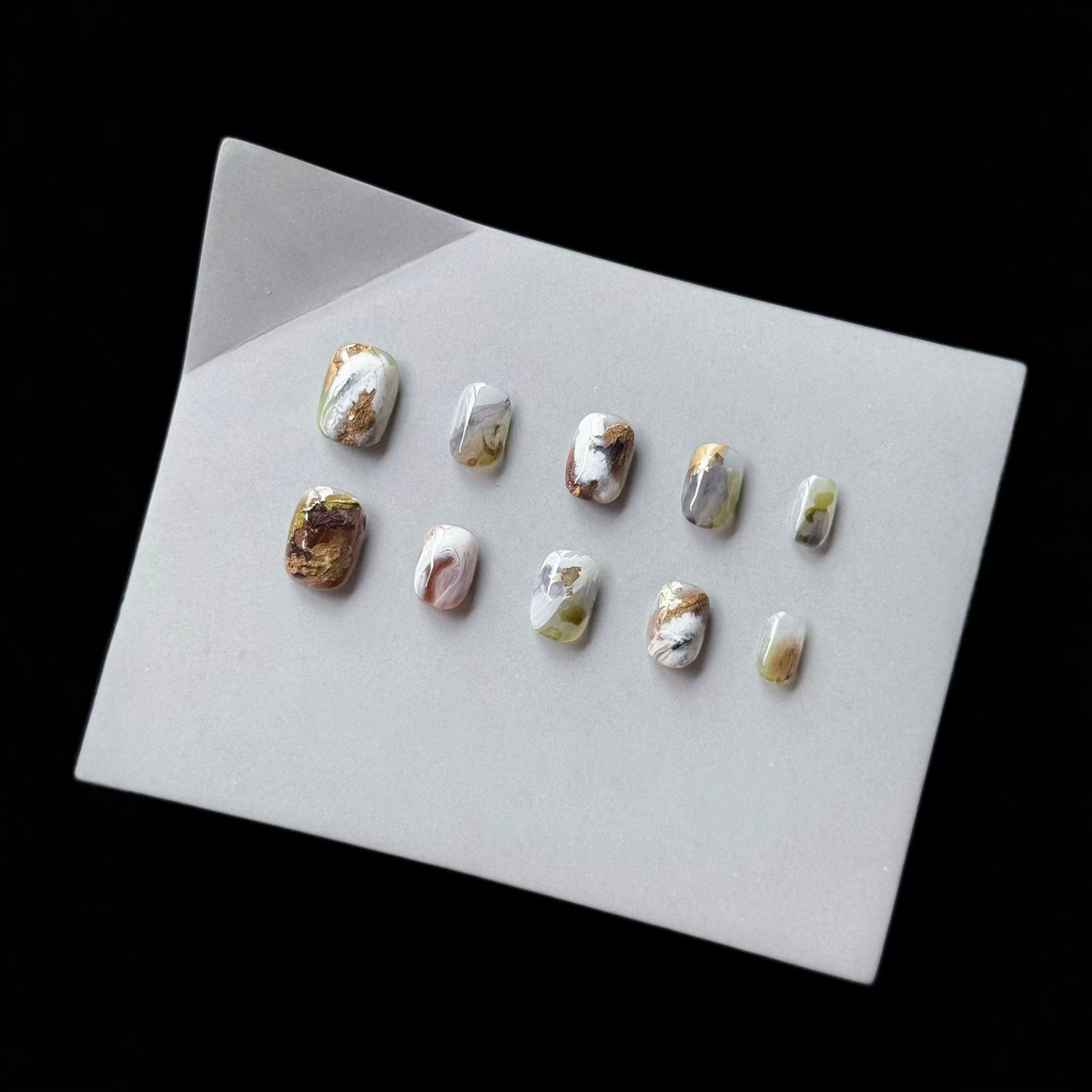 Künstlerisches Press-On Nagelkunstset mit Marmor- und Goldakzenten