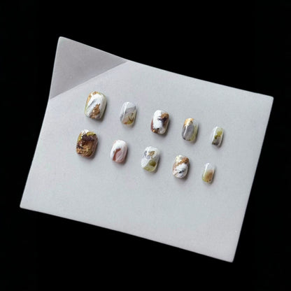 Künstlerisches Press-On Nagelkunstset mit Marmor- und Goldakzenten