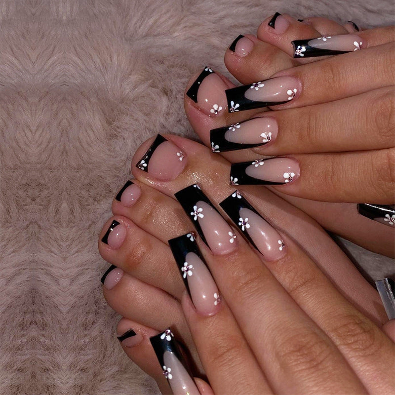 Elegante Stiletto Press-On Nagelkunst mit Strass-Akzenten Brehn