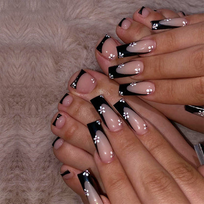 Elegante Stiletto Press-On Nagelkunst mit Strass-Akzenten Brehn