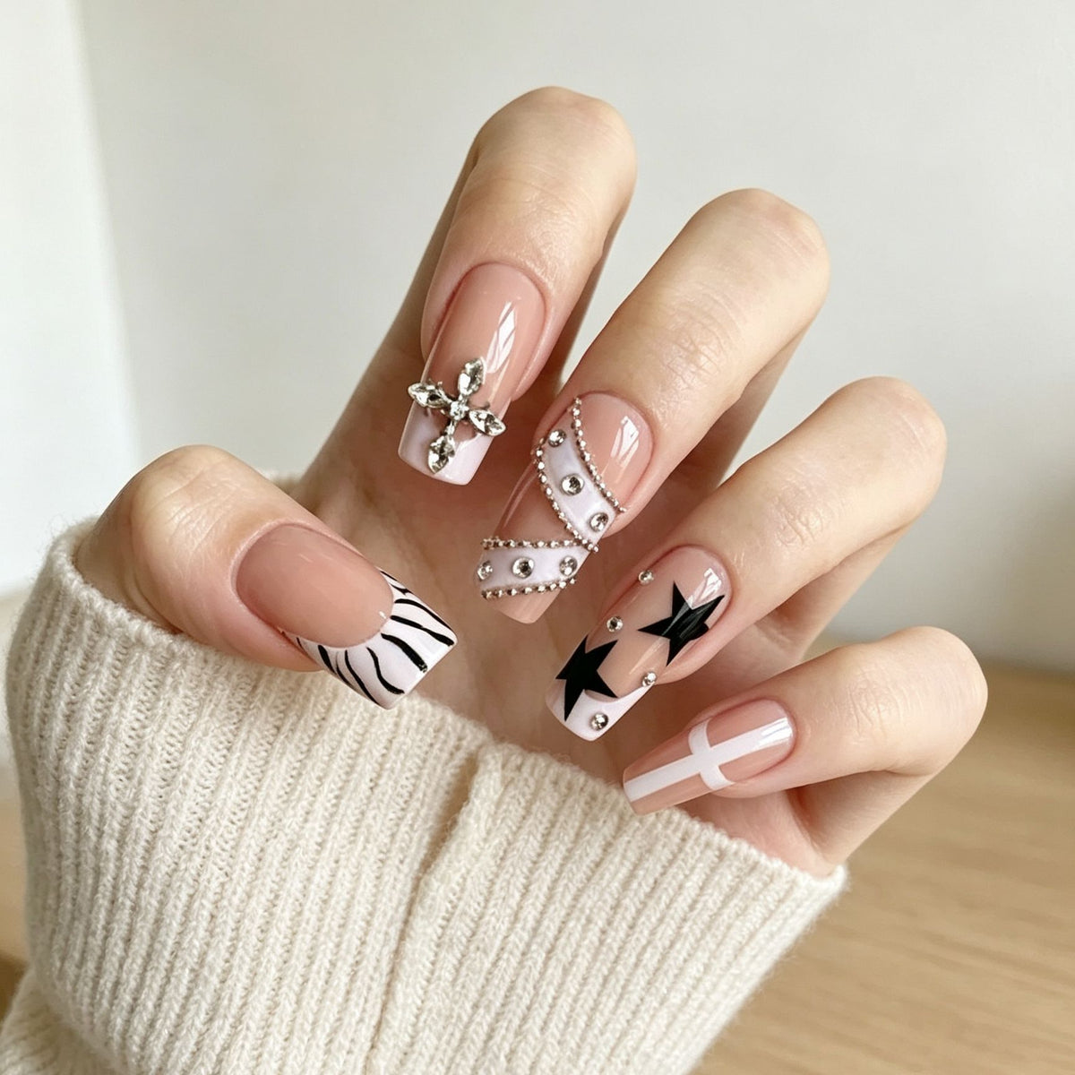Aufwändige dekorative Acryl-Nagelverzierungen Brehn