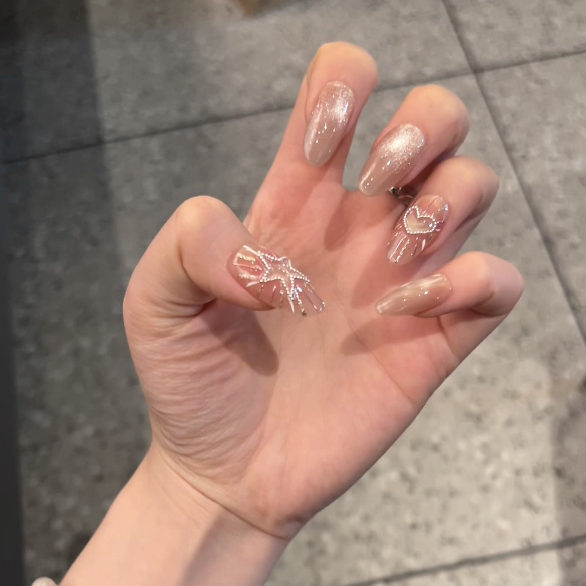 Modischer Press-On Nagelset mit glamourösen Stern- und Herzdesigns Brehn
