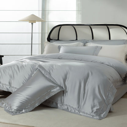 Luxuriöses Satin-Duvetbezug-Set mit gekerbtem Spitzenbesatz und besticktem Rand