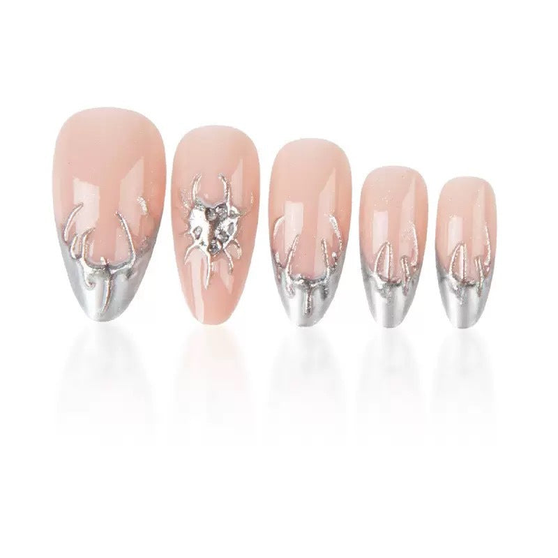 Kreative Nagelkunst mit stylischem Metallic-Finish Brehn