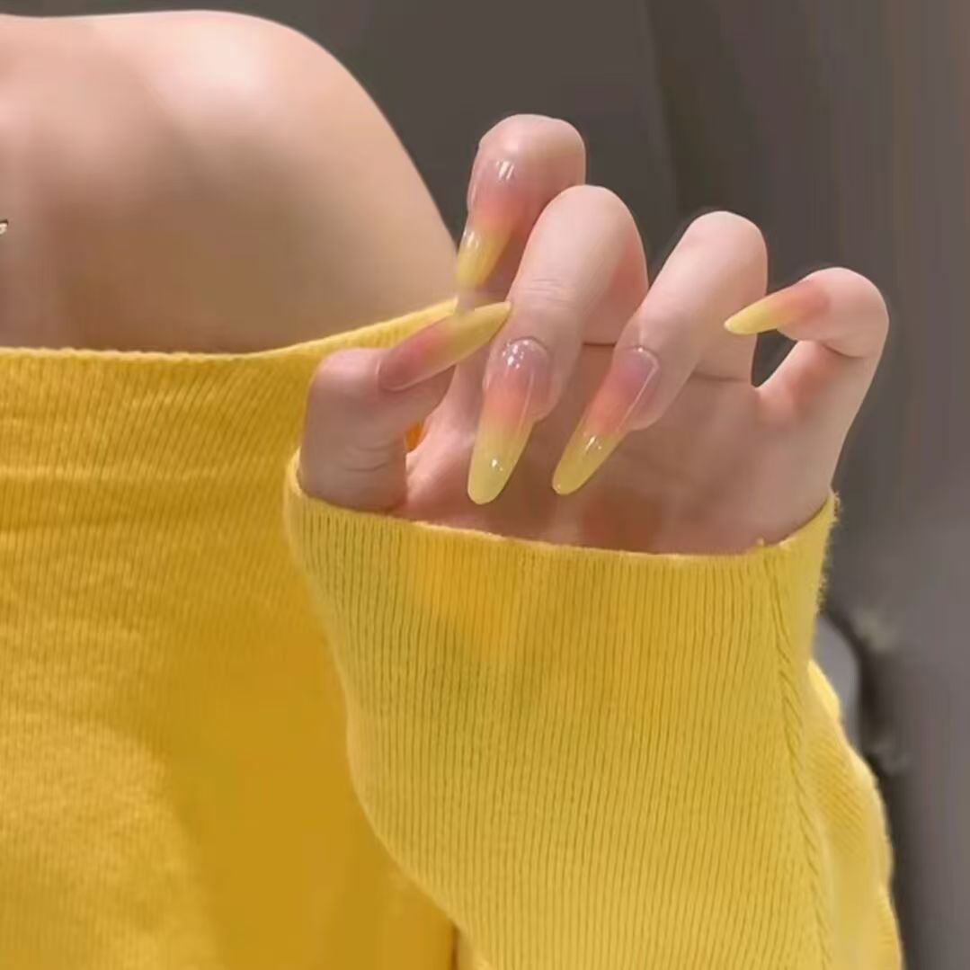 Künstlerisches Press-On-Nagelset mit floralen und glänzenden Akzenten Brehn