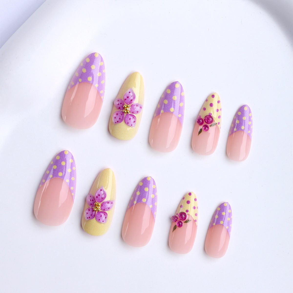 Künstliche Fingernägel mit Floralem Design und Glitzerakzenten Brehn