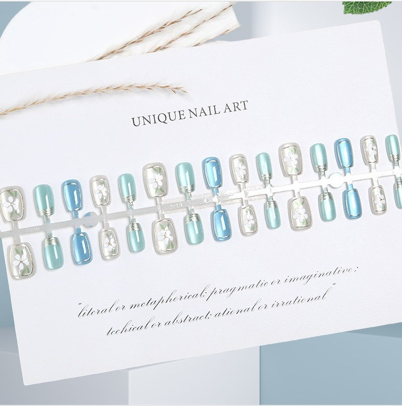 Detailliertes Floral Press-On Nail Art Set Brehn
