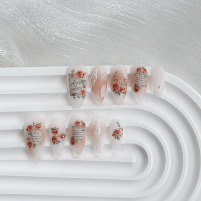 Künstlerisches Press-On-Nagelset mit floralem und Textdesign