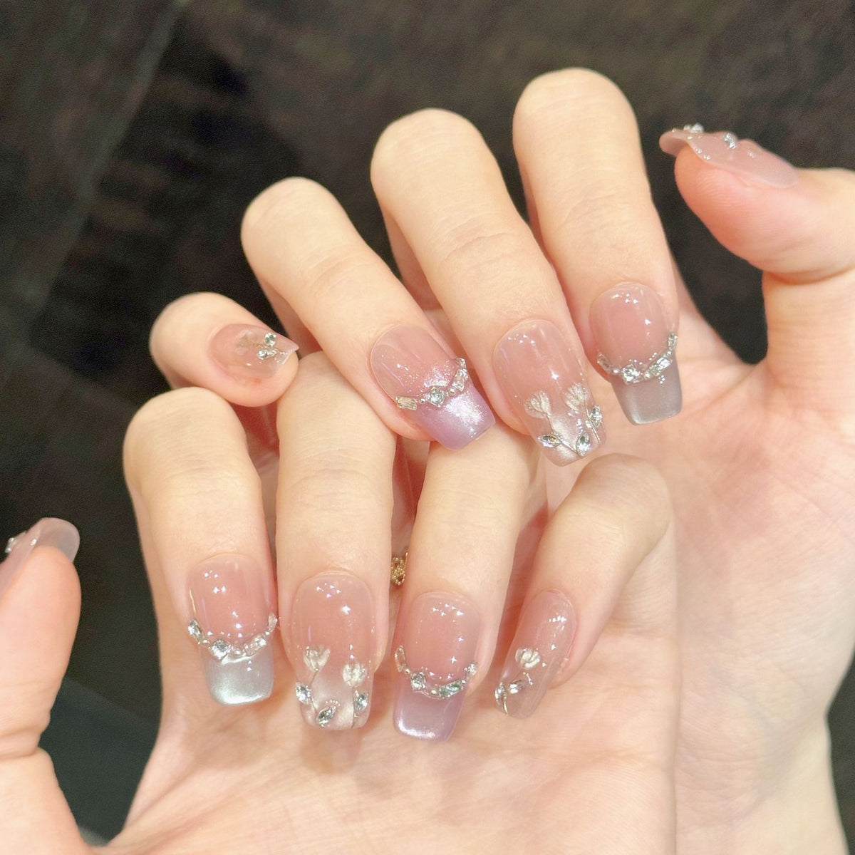 Dekoratives Press-On Nagelkunstset mit Strass- und Blumenakzenten