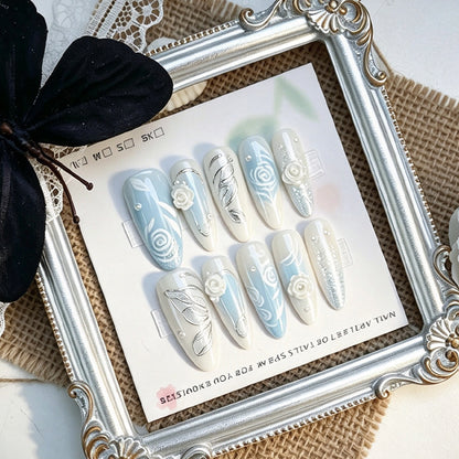 Kunstnagelset mit elegant floralen Motiven und Glitzereffekten Brehn