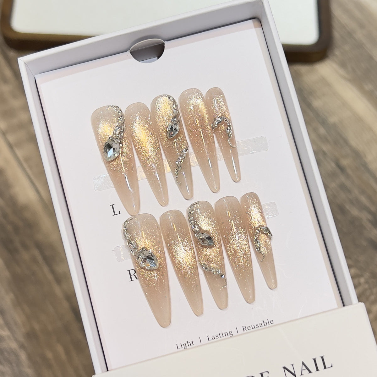 Dekoratives Stiletto Press-On-Nagelkunstset mit Kristallakzenten Brehn