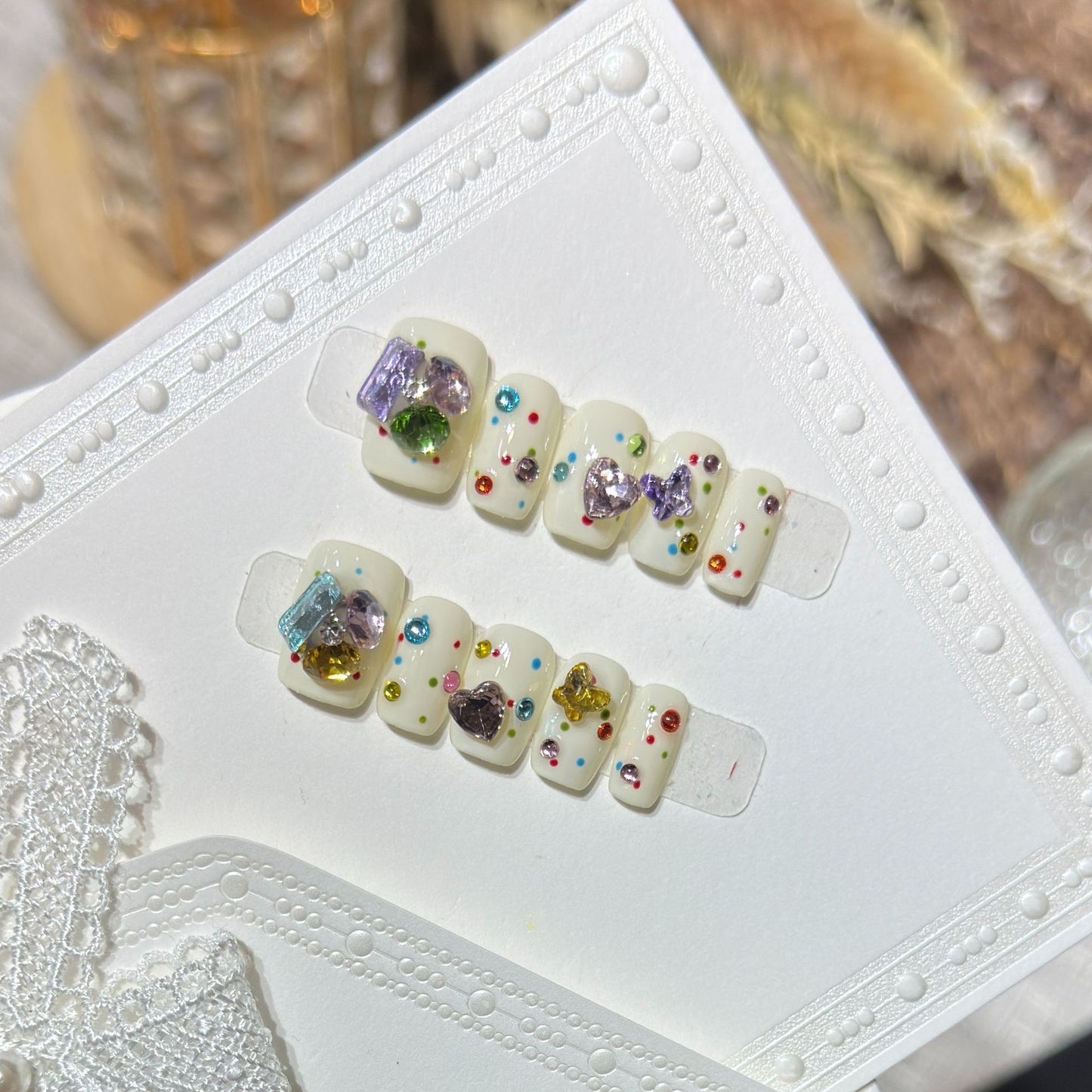 Dekoratives Press-On Nagelkunst-Set mit bunten Edelstein-Akzenten Brehn