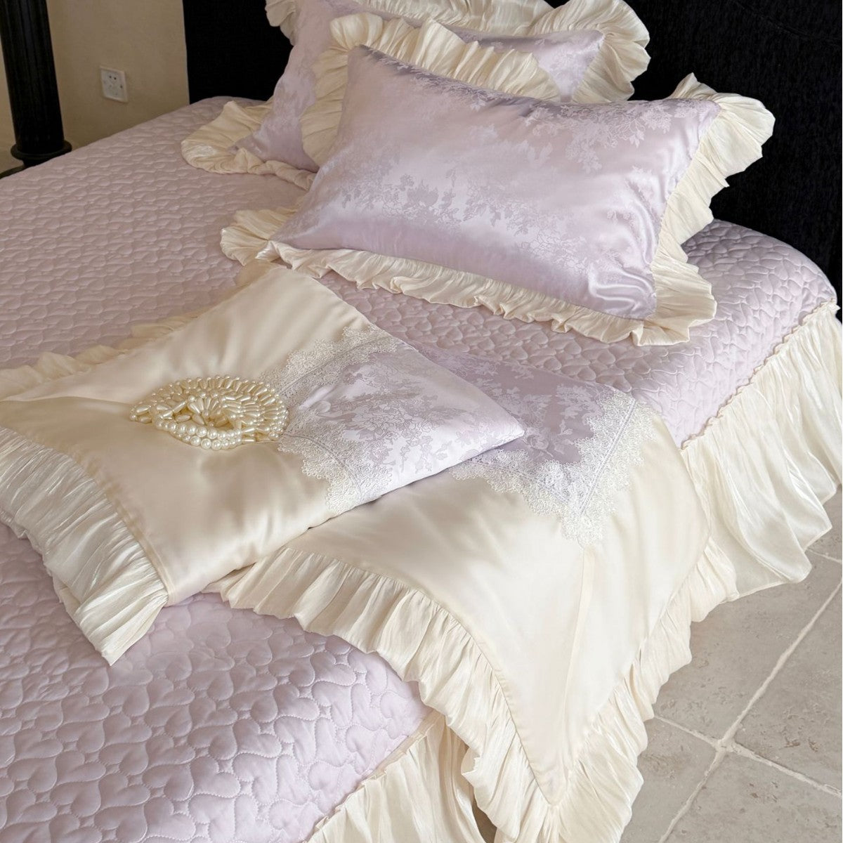 Luxuriöses Satin-Bettwäsche-Set mit Rüschen, Jacquard-Motiv und Spitzenbordüre