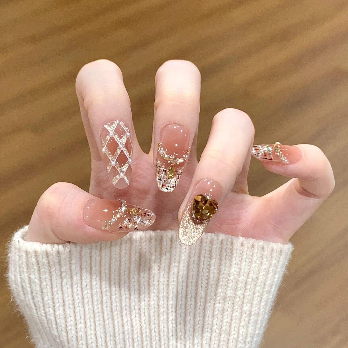 Glamouröse Kunstnägel mit Glitzer- und Herzdesign Brehn