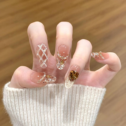 Glamouröse Kunstnägel mit Glitzer- und Herzdesign Brehn