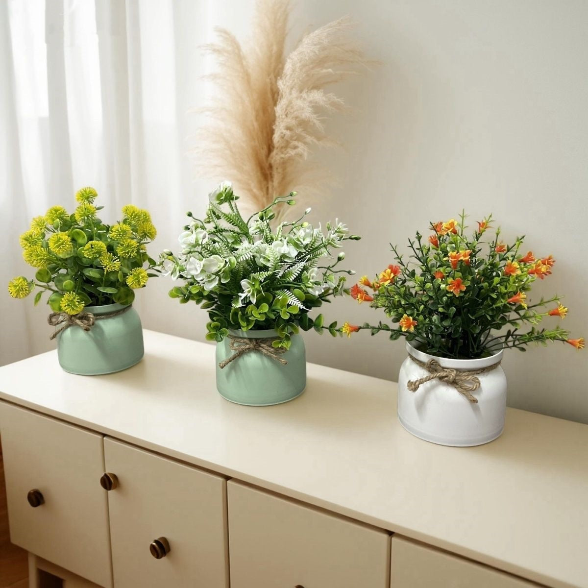 Künstlerisches Kunstblumenarrangement