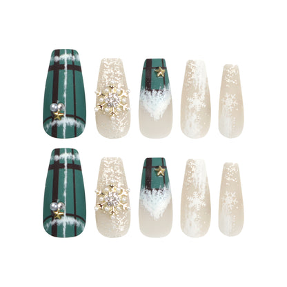 Kunstvolle Nagelverlängerungen mit festlichem Weihnachtsdesign Brehn