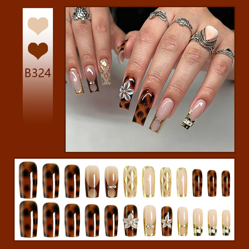 Kunstnagelset mit glamourösen Verzierungen und eleganten Designs Brehn