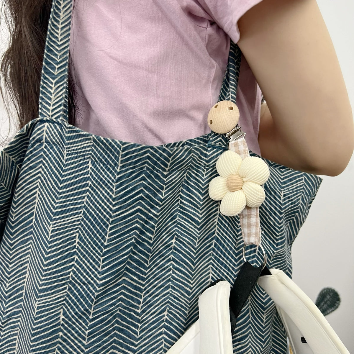 Handgefertigter Holz-Clip Schnullerhalter mit Gingham-Gurt und gepolstertem Blumenbeißring