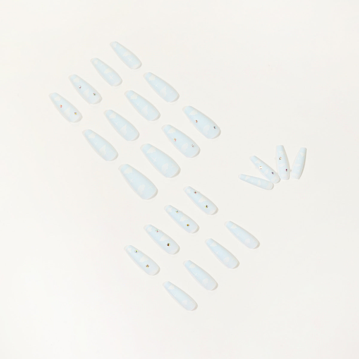 Kreative Nagelkunst im Wolken-Design mit Glitzerakzenten Brehn