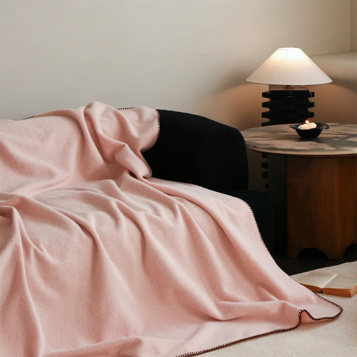 Premium-Wollplaid mit feiner Handstich-Kante und besonders weichem Fall