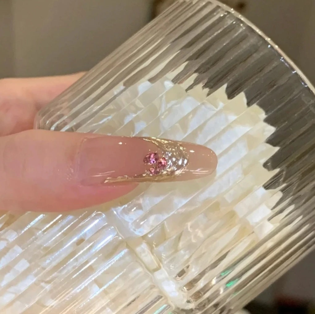 Dekorative Acrylnagelverlängerungen mit floralen Akzenten