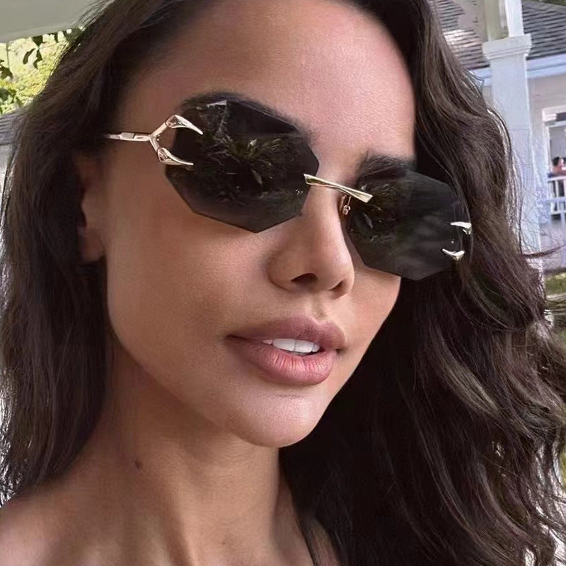 Damen geometrische Sonnenbrille mit modernem Metallrahmen Brehn