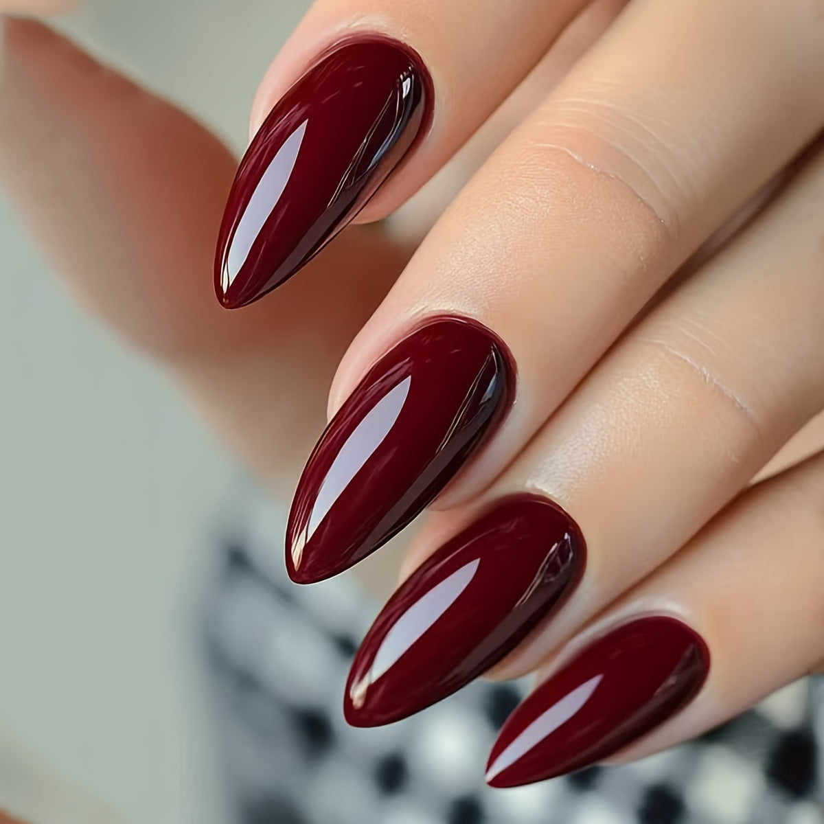 Kunstnägel mit Glänzendem Stiletto-Design Brehn