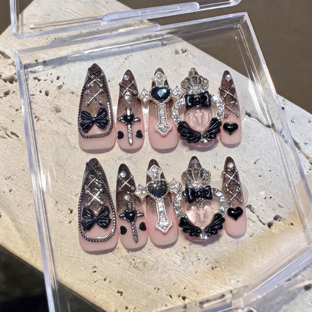 Gothic-inspirierte künstlerische Nagelkunst Tipps