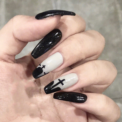 Künstlerisches Stiletto-Nagelset mit gothic Kreuzdesign Brehn