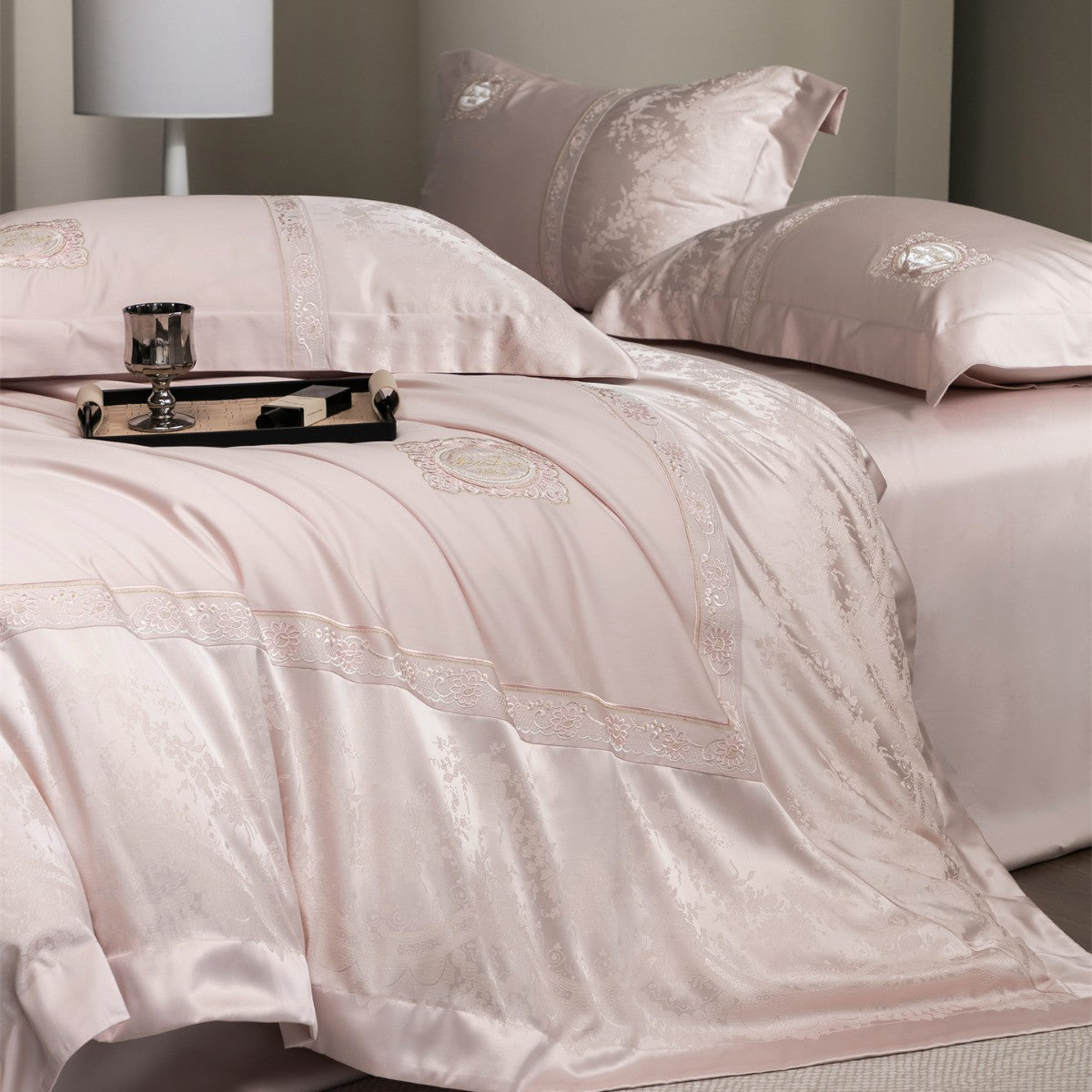 Luxuriöses Besticktes Satin-Jacquard Bettbezug-Set mit Medaillon und Spitzenrand