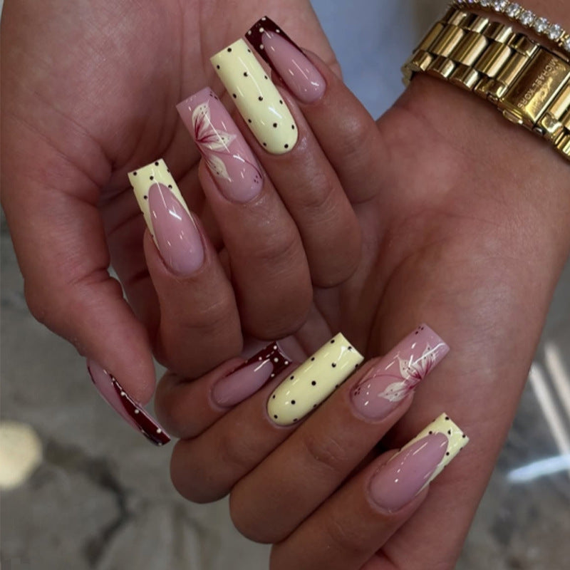 Kunstnagelset mit eleganten floralem und polka Dots Design Brehn