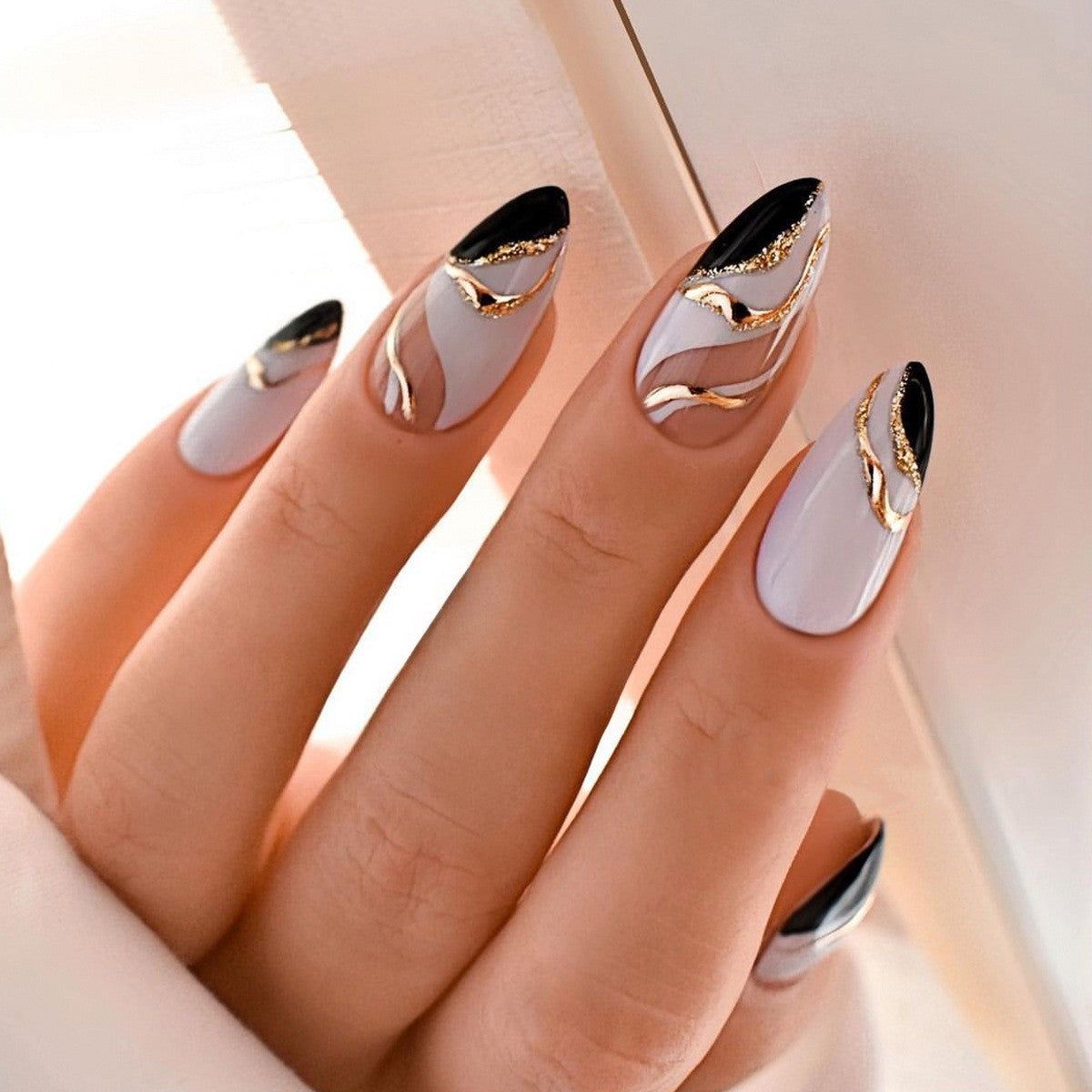 Kreatives Kunstnagelset mit Leopardenmuster und Glitzerakzenten Brehn