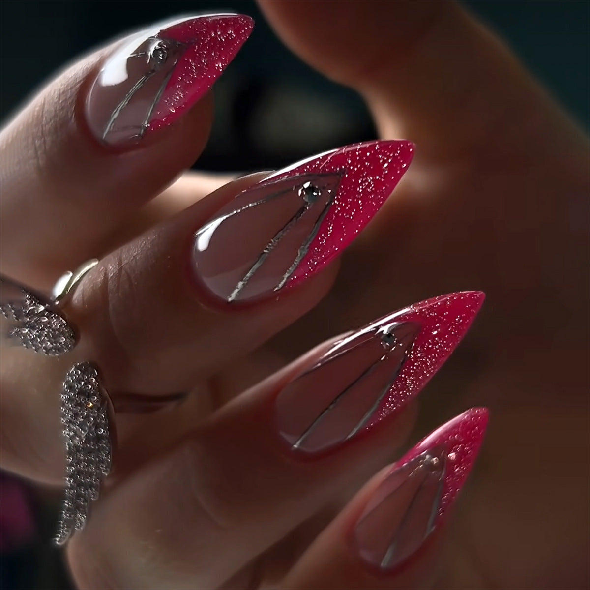 Kunstvolle Nagelverlängerungen mit Glitzer- und Strassverzierungen Brehn