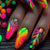 Kreative Kunstnägel mit Neon-Muster Brehn