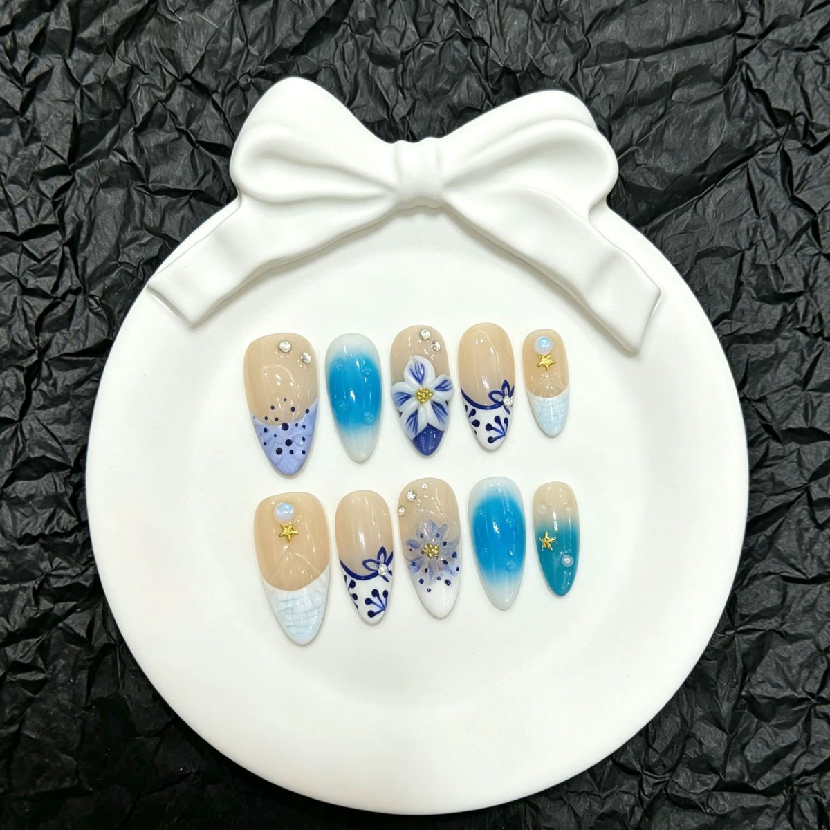 Künstlerisches Press-On Nagelkunst Set mit floralen und Juwelenakzenten