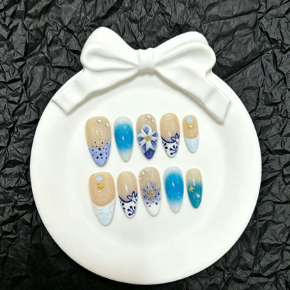 Künstlerisches Press-On Nagelkunst Set mit floralen und Juwelenakzenten
