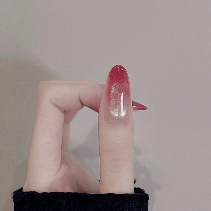 Glänzende Ombre-Nagelverlängerungen mit goldenen Akzenten