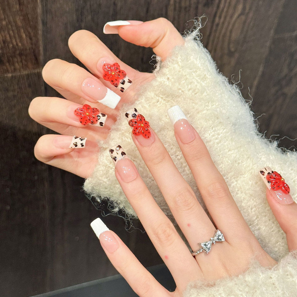 Künstlerisches Nagelkunst Press-On Set mit floralen Akzenten