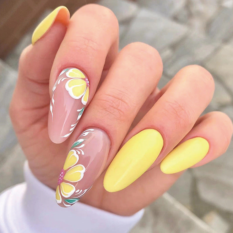 Kunstvolle Nagelkunst mit floralem Design Brehn