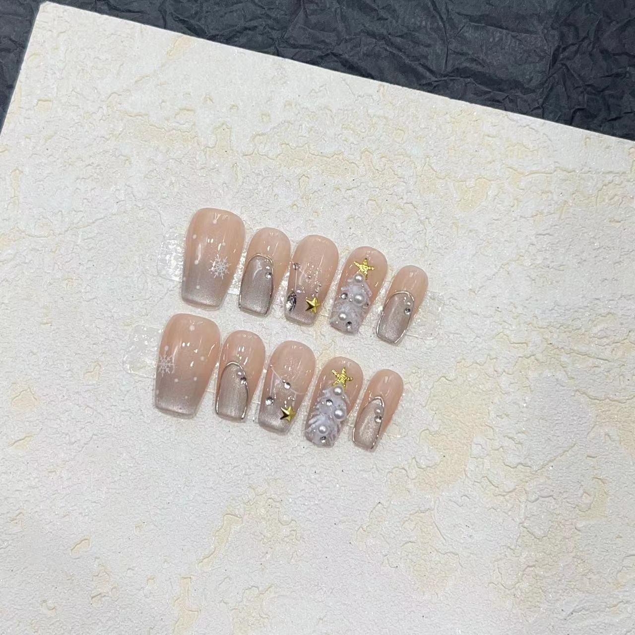 Elegantes Press-On Nagelkunstset mit dekorativen Schmuckakzenten Brehn