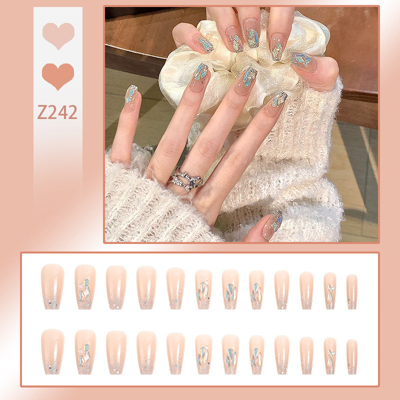 Glamouröses Kunstnagelset mit luxuriösen Glitzerelementen Brehn